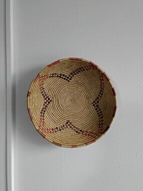 Native American Hand Woven Seagrass Basket Tray. 9" diameter
